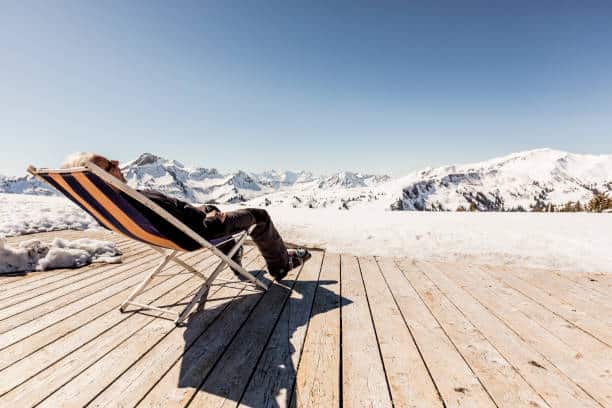 Vacancier à Valmorel sur un transat confortable